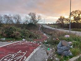 La pista ciclabile inghiottita da degrado e rifiuti