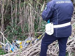 Settantanove targhe di autoveicoli nel fosso: interviene la polizia locale