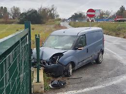 Incidente sulla Pontina, si schianta dopo aver sbandato:  è grave