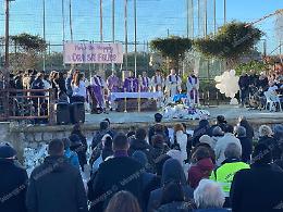 Una folla commossa per l'ultimo saluto alla 15enne Anna Maione