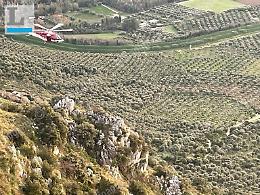 Precipita con il parapendio e si schianta contro le rocce, ferito 66enne