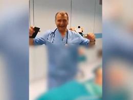 L'anestesista balla durante l'intervento, scandalo in rete