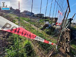 Il cantiere non parte, restano i rifiuti edili. Terreno finisce sotto sequestro