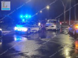Entra contromano nella rotatoria e provoca un incidente