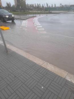 Via Carroceto, la nuova pista ciclabile è già allagata