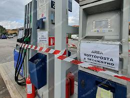 Sigilli al distributore di benzina truccato