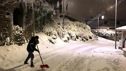 Rocca Massima, la neve imbianca il paese. Qualche disagio per la viabilità