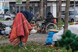 Viale Don Morosini, la &laquo;passeggiata&raquo; nel bivacco no-stop dei senzatetto