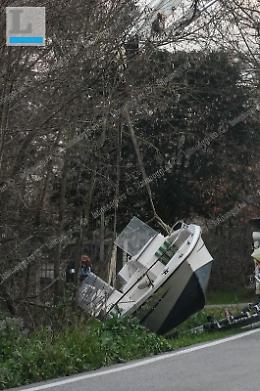 Auto perde il rimorchio, la barca finisce nel fosso