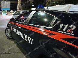 Fermato in strada da sconosciuti e rapinato dell'auto