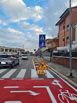 La ciclabile passa sul parcheggio  disabili: è la pista degli “errori”