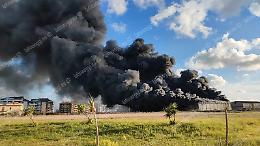 Incendio ex Freddindustria, operazioni di spegnimento ancora in corso