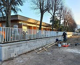 Muro di recinzione della scuola Marcucci rimesso in sicurezza