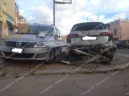 Incidente in via Villafranca, auto finisce contro veicoli in sosta