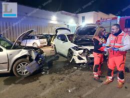 Ubriaco sbanda e centra l'auto di una famiglia, paura per due bimbe