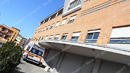 Sbanda con l'auto e si schianta contro un palo, ferito un 46enne