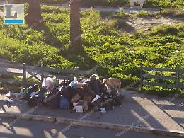 Lungomare, la passeggiata in mezzo ai rifiuti