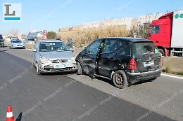 Pontina bloccata per lo scontro tra tre auto, una fugge via