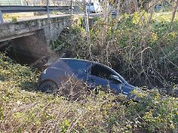 Incidente stradale, un'auto finisce nel canale dopo uno scontro all'incrocio