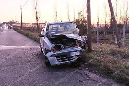 Sbanda in curva e provoca un incidente frontale, due feriti in codice rosso