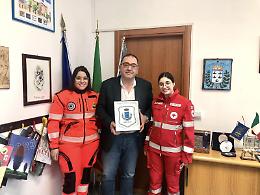 Salvano un bambino che stava soffocando, Chiara e Martina ricevute in Comune