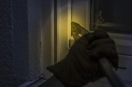 Ladri in azione con i proprietari dentro casa