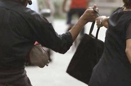 Ruba una borsa ad una ragazza, straniero arrestato dai carabinieri