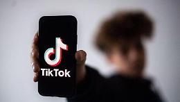 Con la pistola su Tik Tok, la Polizia gli trova la droga in casa: arrestati