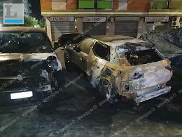 Tre auto a fuoco in via Pontinia: l'incubo piromane agita il quartiere R6