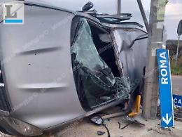 Incidente tra due auto all'incrocio: una vettura si ribalta