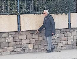 Gino, il non vedente a cui ora negano il cane guida: "Raggiunti limiti d'età"