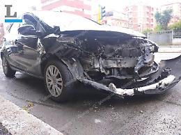 Scontro tra due auto in via Polusca, feriti un ragazzo e una donna