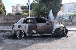 Tre auto a fuoco nella zona dell'ospedale, indaga la Polizia