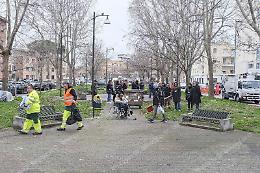 Via Don Morosini, la polizia locale ha sgomberato i senza dimora