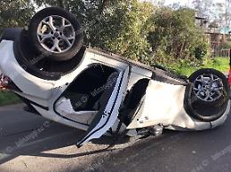 Latina, auto si capovolge in via Piattella. Illesa la conducente