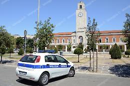 Marciapiede dissestato in  centro, anziana cade contro la panchina e si ferisce