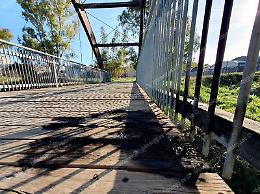Bottiglia incendiaria sul ponte pedonale. Caccia all'autore del raid vandalico