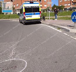 Investe una ciclista e fugge con l'auto: è caccia al pirata