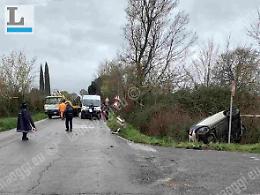 Carambola all'incrocio: Smart e autocarro finiscono fuori strada dopo lo scontro