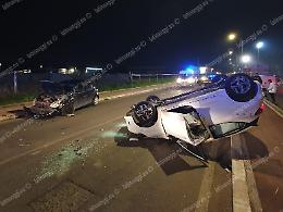 Anziana sbanda con l'auto, provoca un incidente e si ribalta