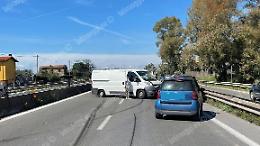 Incidente sulla Pontina, furgone finisce di traverso sulla carreggiata