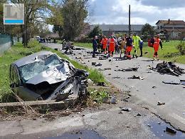 Spaventoso scontro tra auto e microcar, tre feriti