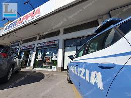 Si finge cliente per la rapina, bandito in fuga con il bottino