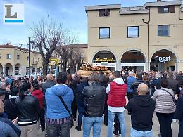 "Brindate a me". Lacrime ma anche sorrisi e... spritz per l'addio a Mauretto