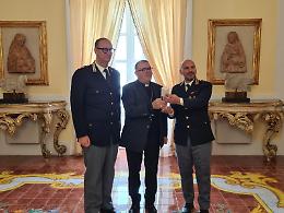 La Polizia regala all'arcivescovo Luigi Vari l'olio del giardino di Capaci