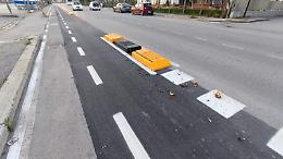 Terra scivola sulla pista ciclabile: «E' più bella di quella di Bolzano»