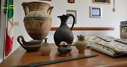 Un tesoro di reperti archeologici di epoca romana tenuto in casa illegalmente