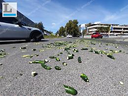 Camion perde il carico, rotatoria invasa dalle zucchine