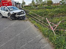 Con l'auto contro la balaustra del ponte, ferita una donna