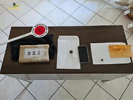Più di un chilo di droga in casa. Arrestato dai finanzieri